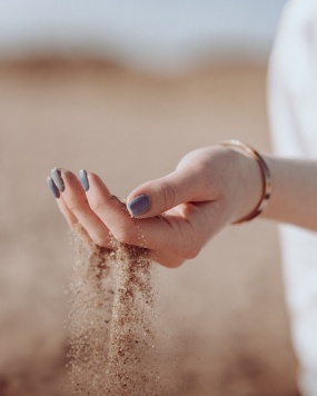 手握细沙手势图片